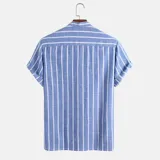Camisa de lino a rayas celeste y blanca, con mangas cortas y corte ajustado.