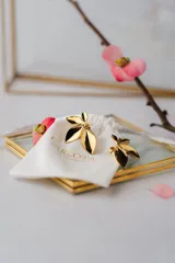 Aros dorados con forma de hojas.