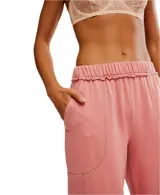 Pantalón de jogging color salmón, con cintura elástica, dos bolsillos y largo hasta los tobillos.
