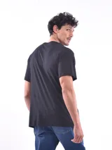 Remera azul de corte clásico y mangas cortas.