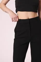 Pantalón de vestir negro de corte palazzo.