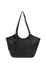 Cartera negra tipo shopper con textura símil cuero, doble asa de hombro y llavero colgante con forma de corazón.