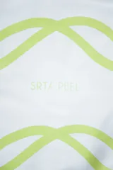 Pañuelo de seda con estampado que evoca ondas del mar, en tonos blanco y marrón.