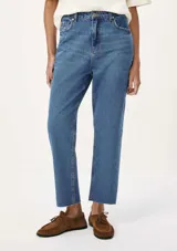 Pantalón de jean azul de corte recto y cintura alta, con terminación desflecada en el ruedo.