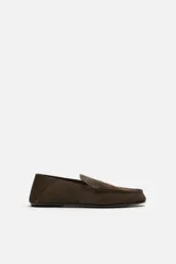 Mocasín de hombre fabricado en piel serraje color marrón.