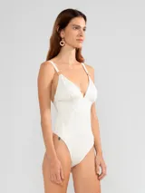 Malla entera color blanco con breteles finos y escote en V.