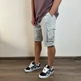 Bermuda cargo de jean celeste, corte regular, con bolsillos laterales con fuelle y tapeta.