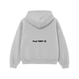 Buzo hoodie negro de felpa con capucha y bolsillo tipo canguro. Presenta múltiples logos de la marca estampados en el frente.