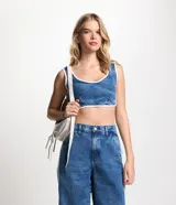 Top de jean azul con breteles anchos, escote en U, pinzas delanteras y cierre por botones en la espalda. Tiene rayas dobles blancas en los lados y los bordes.