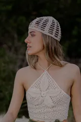 Gorro tipo casquete tejido a crochet color crudo, con diseño calado y textura irregular.