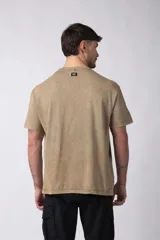 Remera color borgoña con efecto gastado, corte semi oversize y mangas cortas.