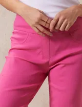 Bermuda blanca en gabardina elastizada, marca Ruby Rd. Pretina ancha elastizada. Delantera con bolsillos simulados. Trasera con bolsillos aplicados.