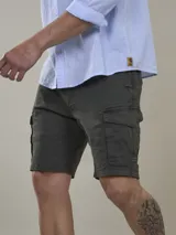 Bermuda de gabardina negra con bolsillos cargo laterales y corte recto.