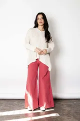 Pantalón jean wide leg color fucsia, tiro medio, con godets, pinzas en espalda y ruedo desflecado.