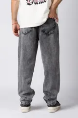 Jean negro de corte mom oversize.