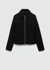 Chaqueta negra de diseño recto con cuello camisero y cierre de cremallera doble.