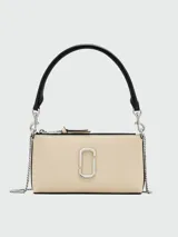 Bolso bandolera Marc Jacobs modelo The Snapshot Convertible Shoulder Bag, color beige con logo plateado, asa superior de cuero negro y correa de cadena plateada.