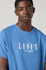 Remera celeste de corte recto con cuello redondo y logo de Levi's estampado en blanco en el pecho.