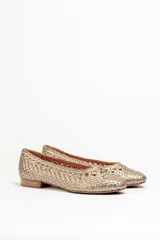Zapato chata color marrón, completamente trenzado a mano en cuero vacuno.