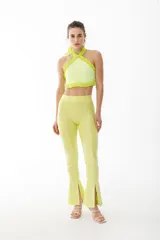 Calza negra de tiro alto con textura acanalada y aberturas en el ruedo.