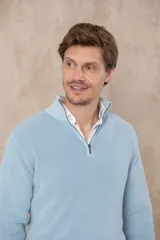 Sweater azul de algodón pigmentado con medio cierre y cuello alto.