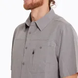 Camisa de manga corta azul con bolsillo en el pecho con cierre de cremallera y botón.