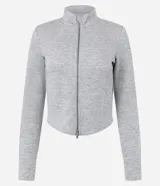 Saco negro de modal con recortes modernos y cierre delantero por cremallera. Tiene cuello alto y mangas largas.