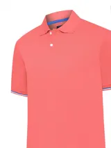 Remera polo celeste de piqué de algodón con cuello clásico, tapeta de dos botones y logo bordado en el pecho. Puños con ribete a contraste.