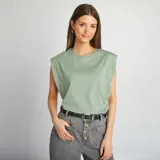 Camiseta verde sin mangas con cuello redondo y hombreras.