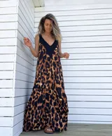 Vestido largo con estampado animal print en tonos marrones y negros, con escote en V con borde negro.