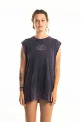 Musculosa azul con efecto gastado y logo estampado en el pecho. Corte amplio y sin mangas.