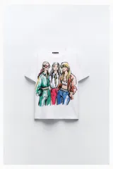 Camiseta blanca de algodón con cuello redondo y mangas cortas. Estampado frontal con la frase "Nature's Candy" y una granada.