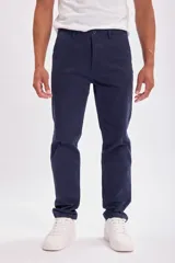 Pantalón chino azul marino de corte recto.