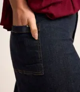 Pantalón wide leg de jeans con elastano, de tiro medio, con bolsillos delanteros y traseros.