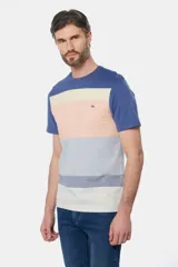 Remera de manga corta con diseño a rayas horizontales en blanco, gris, azul y celeste.