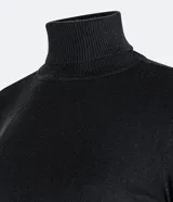 Polera negra de punto con cuello alto y mangas largas.