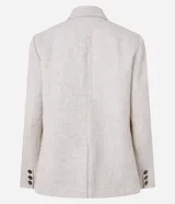 Blazer oversized color beige confeccionado en tweed. Posee cuello inglés, mangas largas, detalles de botones aplicados y solapas que imitan bolsillos.