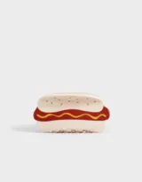 Broche de acrílico con forma de panchito (hot dog).