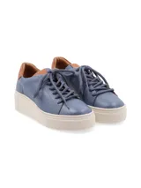 Sneaker Adelaida de cuero graneado color verde oliva, con cordones de algodón y suela elevada color crema.