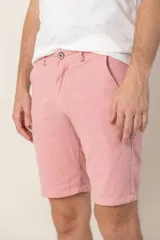 Bermuda color rosa de lino y algodón, con corte clásico y bolsillos laterales.