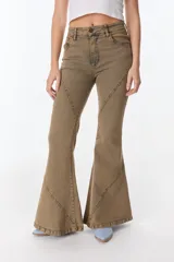 Pantalón de jean acampanado azul con diseño de paneles y costuras a la vista.