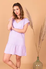Vestido corto de poliéster con estampado exclusivo en colores vibrantes y corte fluido.