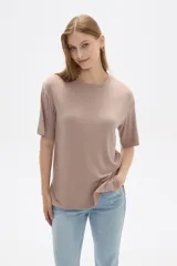 Remera negra de viscosa con textura acanalada, corte holgado y cuello redondo.