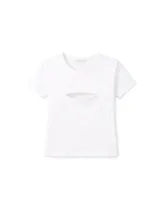 Remera blanca de manga corta con un corte horizontal en el pecho.