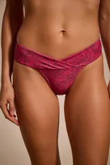 Bombacha de bikini vedetina color fucsia con estampado abstracto en negro.