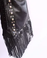 Bandolera negra de cuero sintético con flecos y tachas plateadas, correa regulable, forro interior, bolsillo interno y llavero.