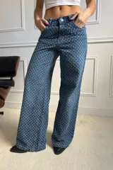 Pantalón de jean azul con textura en relieve, corte wide leg y tiro medio.