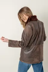 Campera marrón de cuero gastado con cuello de piel sintética.