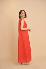 Vestido largo color fucsia, de lino, con escote en V y mangas cortas con volados.