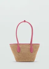 Bolso tipo shopper de fibra natural color beige con detalles en rosa. Tiene doble asa corta y cierre de imán interior.